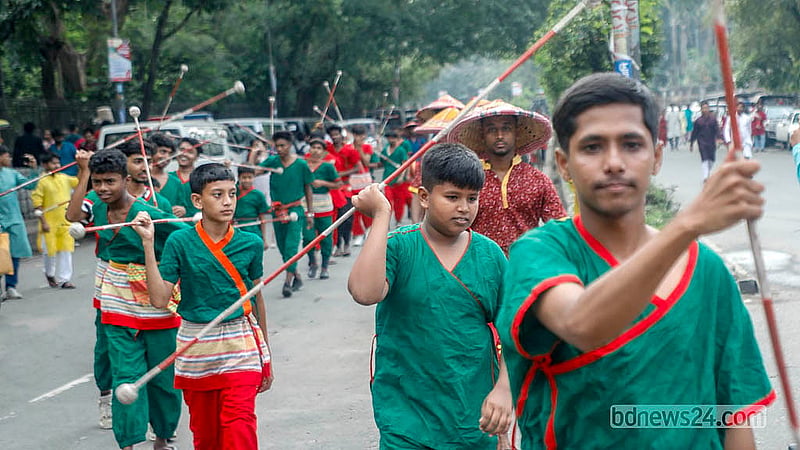এবারের বৈশাখী শোভাযাত্রায় ছিল বাংলার ঐতিহ্যবাহী লাঠি খেলার প্রদর্শনী