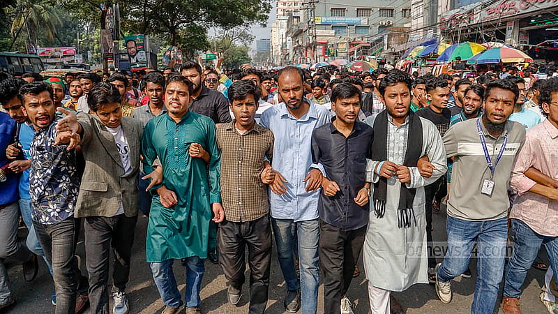 অবিলম্বে ঢাকা সেন্ট্রাল ইউনিভার্সিটির অধ্যাদেশ জারির দাবিতে বুধবার ঢাকা কলেজ থেকে বিক্ষোভ মিছিল করেন একদল শিক্ষার্থী। ‘প্রস্তাবিত ঢাকা সেন্ট্রাল ইউনিভার্সিটির শিক্ষার্থীবৃন্দ’ ব্যানারে এ কর্মসূচি পালন করেন তারা। ছবি: মাহমুদ জামান অভি