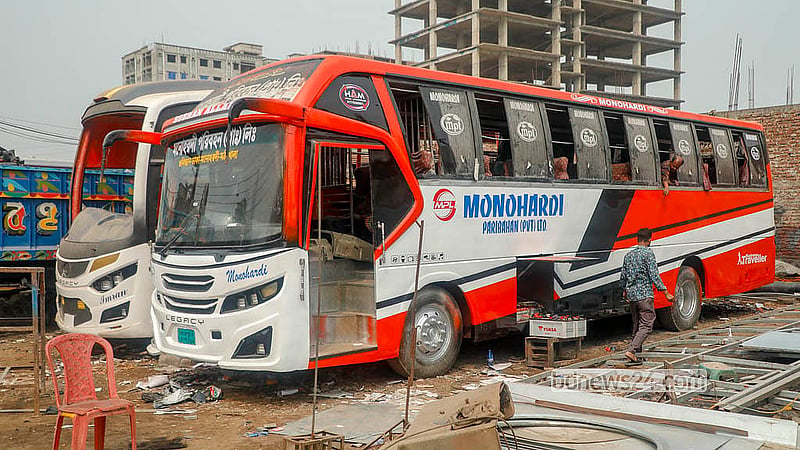 যাত্রাবাড়ীর সামাদ নগরের গ্যারাজে দূরপাল্লার নতুন বাস তৈরি ও মেরামতে ব্যাস্ত কর্মীরা