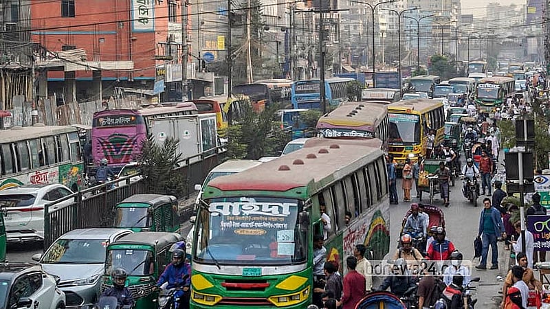 প্রথম রোজার দিন বৃহস্পতিবার রাজধানীর প্রগতি সরণিতে ছিল তীব্র যানজট। ছবি: তানজিনুর রহমান ভূইয়া