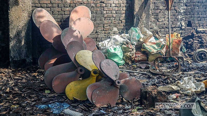 ঢাকার কেরাণীগঞ্জে কারখানায় প্রপেলার তৈরির জন্য আকার অনুযায়ী রাখা হয়েছে ফ্রেম