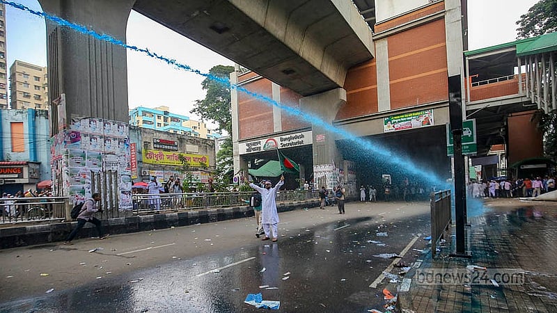 বাড়ি ভাড়া বৃদ্ধির দাবিতে রোববার জাতীয় প্রেস ক্লাবের সামনে অবস্থান নেওয়া এমপিওভুক্ত শিক্ষক-কর্মচারীদের ছত্রভঙ্গ করতে জলকামান ব্যবহার করে পুলিশ।