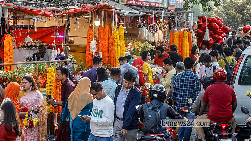 পহেলা ফাল্গুন ও ভালোবাসা দিবসে শনিবার ঢাকার শাহবাগ ফুলের দোকানে মানুষের ভিড়
