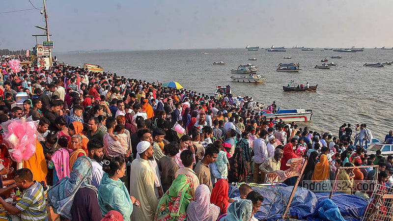 ঈদের দ্বিতীয় দিন মঙ্গলবার চট্টগ্রামের পতেঙ্গা সমুদ্র সৈকত ছিল উপচে পড়া ভিড়। ছবি: সুমন বাবু