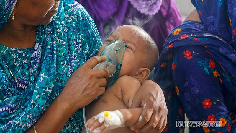 হামে আক্রান্ত এক শিশুকে দেওয়া হচ্ছে অক্সিজেন। রাজধানীর মহাখালীর ডিএনসিসি ডেডিকেটেড কোভিড-১৯ হাসপাতাল থেকে তোলা। ছবি: আব্দুল্লাহ আল মমীন