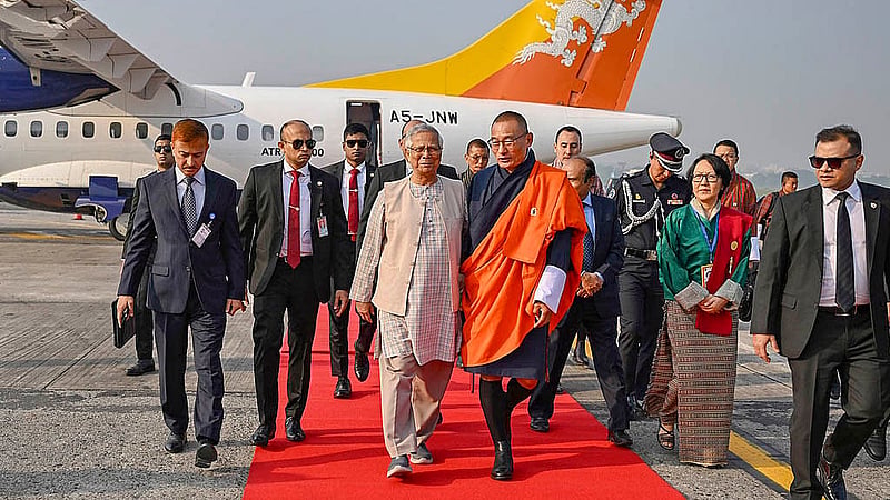 ভুটানের প্রধানমন্ত্রী শেরিং টোবগে শনিবার ঢাকায় হযরত শাহজালাল আন্তর্জাতিক বিমানবন্দরে পৌঁছালে তাকে লালগালিচা সংবর্ধনা দেওয়া হয়