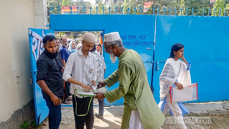 এসএসসি পরীক্ষা শুরুর আগে মঙ্গলবার সকালে রাজধানীর মতিঝিল টিএন্ডটি উচ্চ বিদ্যালয় কেন্দ্রে তল্লাশি করে শিক্ষার্থীদের ভেতরে প্রবেশ করানো হয়