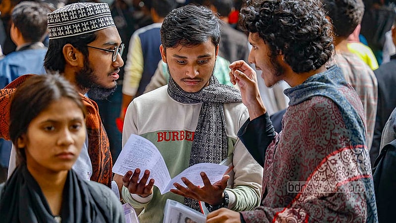 ঢাকা বিশ্ববিদ্যালয়ে শনিবার ভর্তি পরীক্ষা শেষে সহপাঠিদের সঙ্গে প্রশ্নের উত্তর যাচাই করছেন শিক্ষার্থীরা। ছবি: মাহমুদ জামান অভি