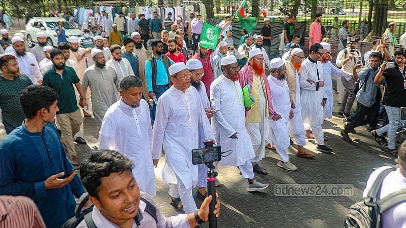 জুলাই জাতীয় সনদ বাস্তবায়নের আদেশ জারি ও নভেম্বরে গণভোটসহ পাঁচ দাবিতে বৃহস্পতিবার প্রধান উপদেষ্টার বাসভবন অভিমুখে রওনা হন ধর্মভিত্তিক ৮ দলের নেতাকর্মী। ছবি: আব্দুল্লাহ আল মমীন