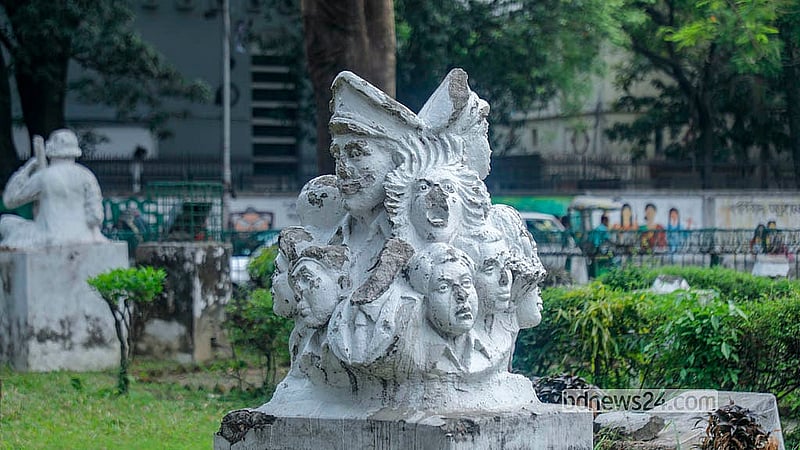 জুলাই আন্দোলনে আওয়ামী লীগ নেতৃত্বাধীন সরকার পতনের পর হামলা হয় ঢাকা বিশ্ববিদ্যালয়ে ‘স্বাধীনতা সংগ্রাম’ ভাস্কর্য চত্বরেও
