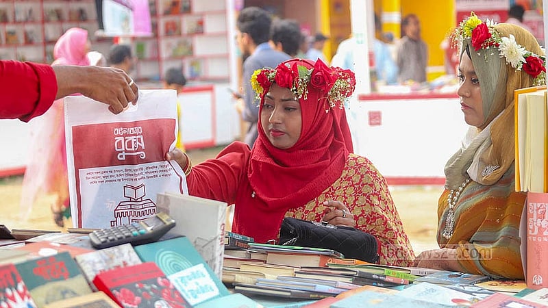 শেষ দিনেও বইমেলা থেকে বই কিনে বাসায় ফেরেন অনেকে। ছবি: আব্দুল্লাহ আল মমীন