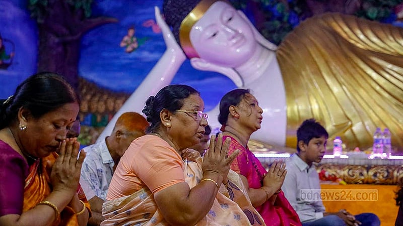 প্রবারণা পূর্ণিমায় ঢাকার বাসাবো ধর্মরাজিক বৌদ্ধবিহারে হয়েছে প্রার্থনা