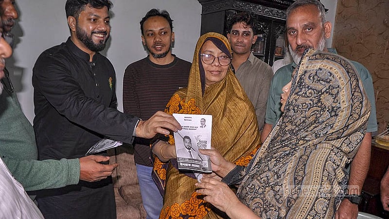 রাজধানীর সূত্রাপুর এলাকায় সোমবার নির্বাচনি প্রচারে ঢাকা-৬ আসনের বিএনপি প্রার্থী ইশরাক হোসেন।