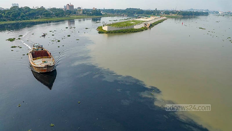বর্ষা শুরুর আগেই শীতলক্ষ্যায় পড়েছে নতুন পানি। এ নদীর পানি এখন ঘোলাটে। যদিও বালু নদীর দূষিত কালো পানি পড়ছে শীতলক্ষ্যায়