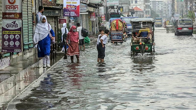 দুদিনের বৃষ্টিতে রাজধানীর মাতুয়াইল এলাকায় জমেছে পানি।