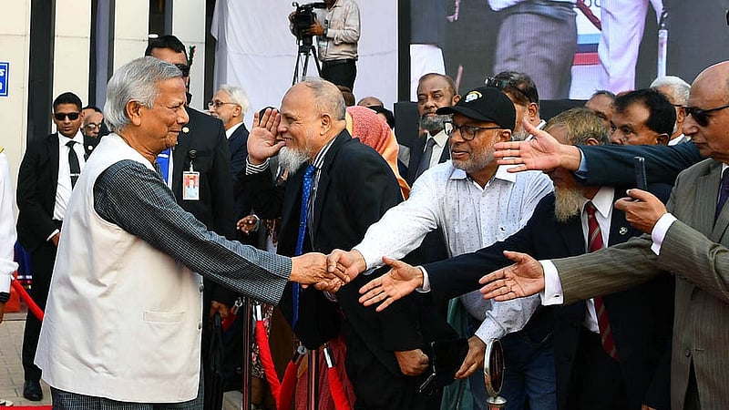 প্রধান উপদেষ্টা মুহাম্মদ ইউনূস বৃহস্পতিবার ঢাকা সেনানিবাসে সশস্ত্র বাহিনী দিবসে অতিথিদের সঙ্গে শুভেচ্ছা বিনিময় করেন। ছবি: পিআইডি