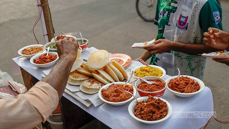 ঢাকায় এখনও শীত না নামলেও নগরীর ফুটপাতে যেমন পিঠা বিক্রি হয়, তেমনি স্থায়ী কিছু পিঠার দোকানও গড়ে উঠেছে। ছবি: মাহমুদ জামান অভি