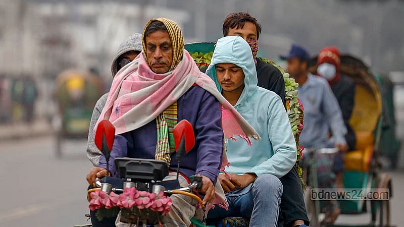 ঢাকায় গত কয়েকদিন ধরে শীত জেঁকে বসেছে। শীতের মধ্যে ঘর থেকে বের হতে হলে পরতে হচ্ছে গরম পোশাক