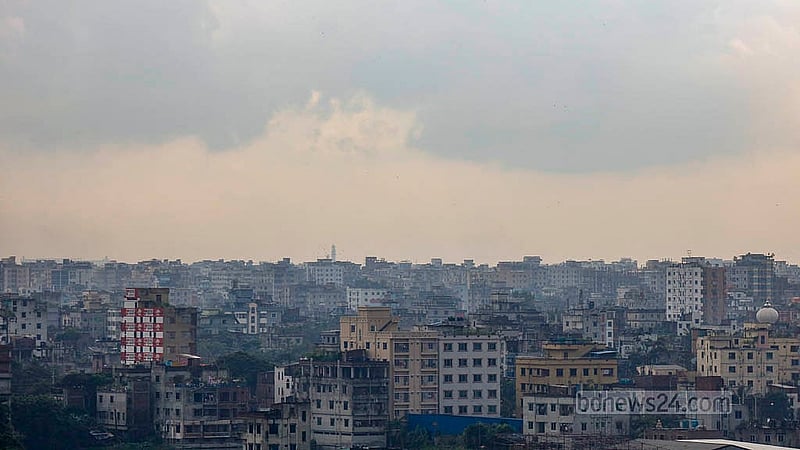 ঢাকার বায়ু দূষণের তীব্রতা এতোই যে, কোনো উঁচু ভবনে উঠলে দূরের ভবন স্পষ্ট দেখা যায় না। ছবি: মাহমুদ জামান অভি
