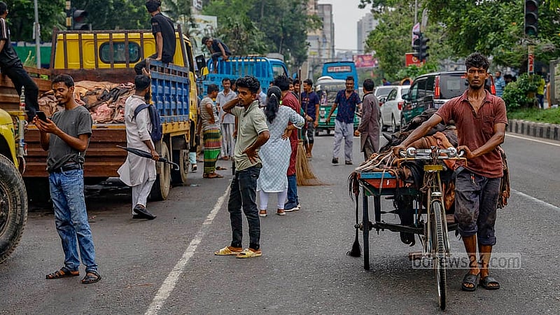 মওসুমি ব্যবসায়ীদের কাছে বিক্রির জন্য রিকশায় করে চামড়া নিয়ে আসা হয়েছে ঢাকার সাইন্সল্যাব মোড়ে। ছবি: মাহমুদ জামান অভি