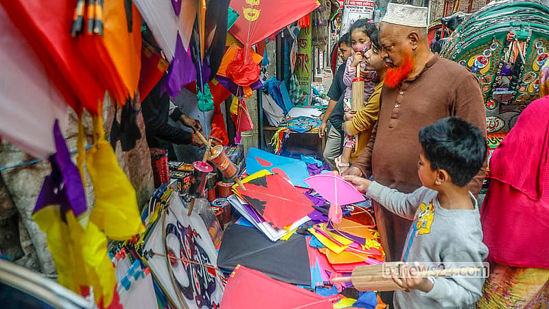 বড়দের সঙ্গে ছোটরাও আসছে পুরান ঢাকার শাঁখারীবাজারে নাটাই ও ঘুরি কিনতে