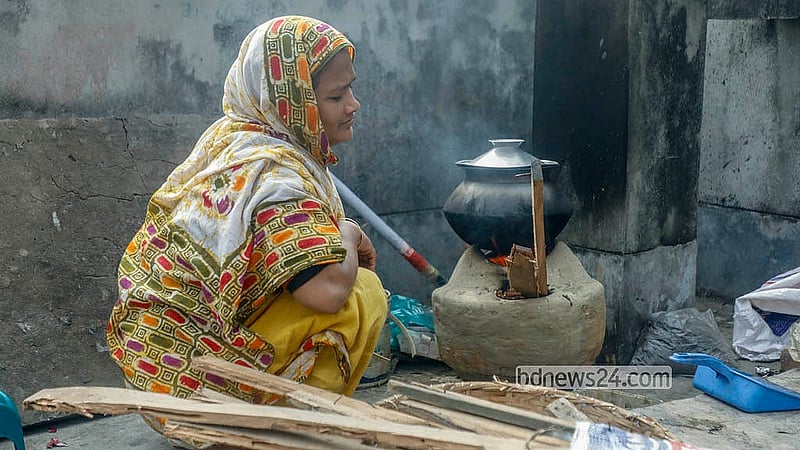 ঢাকার জুরাইনে কমিশনার রোডের বিড়ি ফ্যাক্টরি এলাকায় বাড়ির ছাদে লাকড়ির চুলায় রান্না করছেন ভবনের বাসিন্দারা। শীতের শুরু থেকেই এ এলাকায় গ্যাসের তীব্র সংকট চলছে