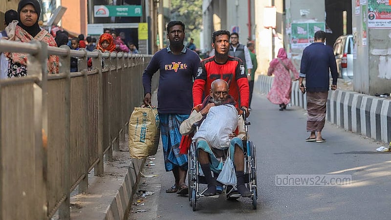 রাজধানীর শাহবাগ মোড় অবরোধ করে রোববার ট্রেইনি চিকিৎসকদের বিক্ষোভে ভোগান্তিতে পড়েন হাসপাতালে আসা রোগীরা। ছবি: আব্দুল্লাহ আল মমীন