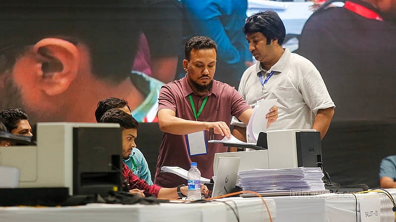 রাজশাহী বিশ্ববিদ্যালয়ের কাজী নজরুল ইসলাম মিলনায়তনে ওএমআর মেশিনে ছাত্র সংসদ নির্বাচনের ভোট গণনার কাজ চলছে। ছবি:মাহমুদ জামান অভি