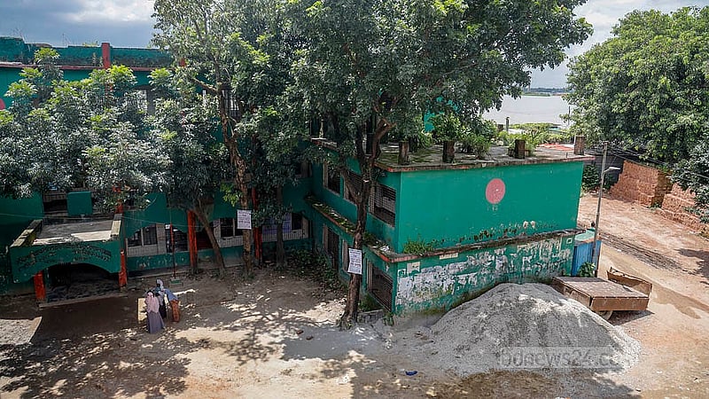 ঢাকার বছিলা সরকারি প্রাথমিক বিদ্যালয়ের পেছনে নদীর পাশ দিয়ে ওয়াকওয়ে বানাতে স্কুলের দেয়াল ঘেঁষে পাথর ফেলেছেন ঠিকাদার। স্কুল চলা অবস্থায় ট্রাকসহ ভারী যন্ত্রপাতি স্কুল প্রাঙ্গণেই রাখা হয় বলে জানান প্রধান শিক্ষক মেরিনা আক্তার