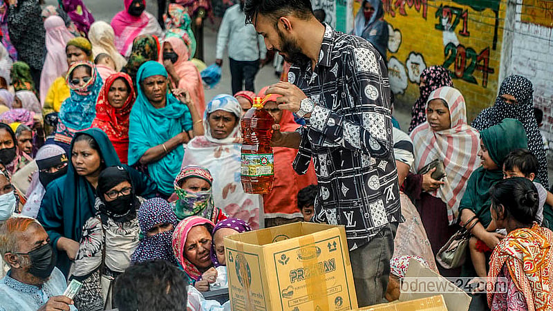 ঢাকার আগারগাঁও এলাকায় টিসিবির ট্রাকসেল থেকে পণ্য কিনতে রোদের মধ্যে মানুষের অপেক্ষা
