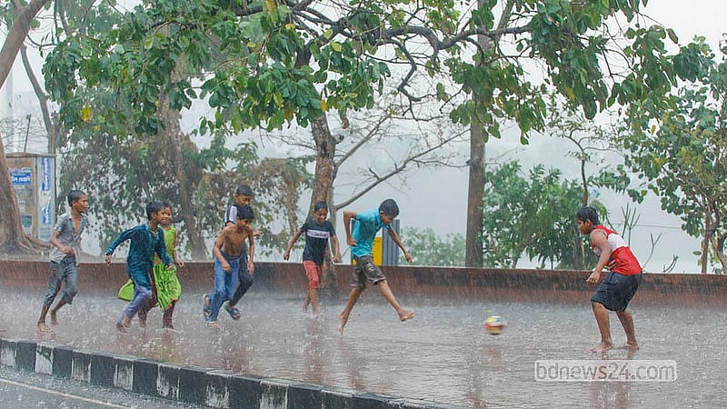 রাজধানীর হাতিরঝিল এলাকায় বৃষ্টির মধ্যে খেলায় মেতে উঠেছে শিশু-কিশোররা