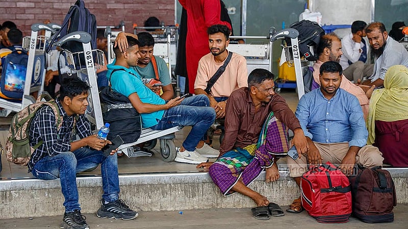 ৩১ মে ২০২৪: কাজ নিয়ে মালয়েশিয়া যাওয়ার শেষদিনে শাহজালাল আন্তর্জাতিক বিমান বন্দরে জড়ো হন কয়েকশ শ্রমিক। টিকেট মিললে তবেই উড়াল, শেষ পর্যন্ত অনেককে ফিরতে হয় বেদনা হয়ে। ছবি: মাহমুদ জামান অভি