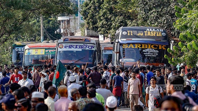 ঢাকার খিলগাঁও এলাকায় সড়ক অবরোধ করেন ব্যাটারিচালিত রিকশাচালকরা। ছবি: মাহমুদ জামান অভি