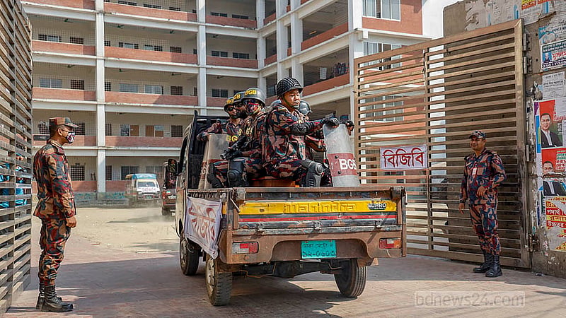 ঢাকার মুগদার আইডিয়াল স্কুল অ্যান্ড কলেজ প্রাঙ্গণের ক্যাম্প থেকে টহলে যাচ্ছেন বিজিবি সদস্যরা। ছবি: মাহমুদ জামান অভি