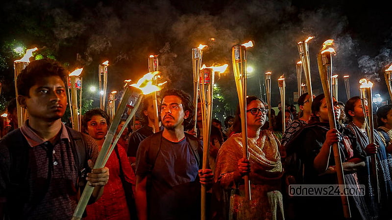 ধর্ষণ ও নারী নির্যাতনের সাম্প্রতিক কয়েকটি ঘটনার প্রতিবাদে বৃহস্পতিবার রাতে ঢাকা বিশ্ববিদ্যালয়ের রাজু ভাস্কর্যের সামনে বিক্ষোভে অংশ নেন সব বয়সের মানুষ। ছবি: মাহমুদ জামান অভি