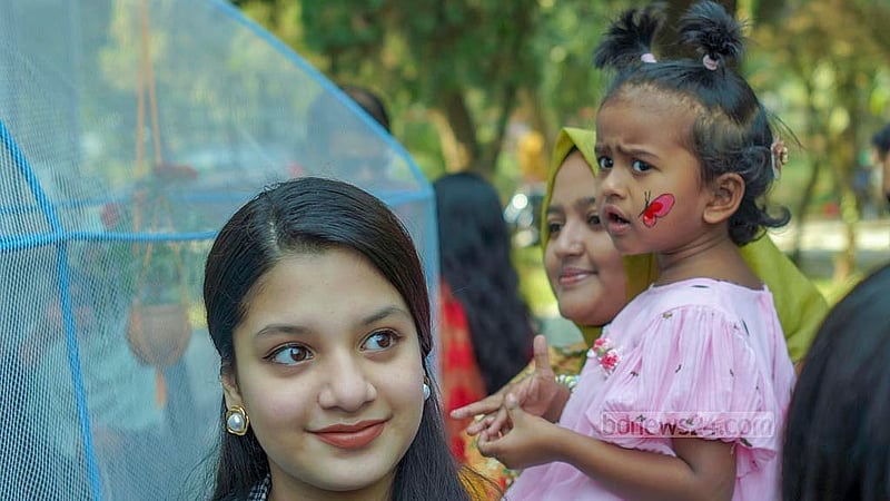 জাহাঙ্গীরনগর বিশ্ববিদ্যালয়ে নানা রকমের প্রজাপতি দেখতে শুক্রবার সকাল থেকে মেলায় ভিড় করে বিভিন্ন বয়সের দর্শনার্থীরা। ছবি: আরিফুর রহমান