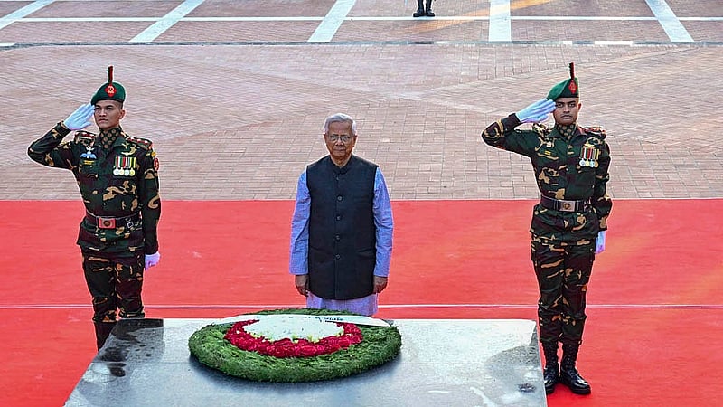 শহীদ বুদ্ধিজীবী দিবসে মিরপুরে শহীদ বুদ্ধিজীবী স্মৃতিসৌধে শ্রদ্ধা নিবেদন করেন মুহাম্মদ ইউনূস
