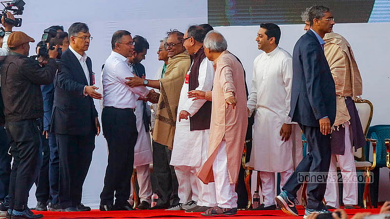 তারেক রহমান পূর্বাচলের ৩০০ ফিট সড়কে সমাবেশ মঞ্চে উঠে প্রথমে শুভেচ্ছা বিনিময় করেন বিগত আন্দোলনের শরিক নেতাদের সঙ্গে। ছবি: মাহমুদ জামান অভি