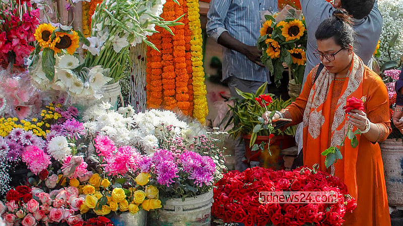 ঢাকার শাহবাগে দেশি-বিদেশি ফুলের পসরা সাজিয়ে বসেছেন দোকানিরা। চাহিদা বেড়ে যাওয়ায় ফুলের দামও ছিল চড়া