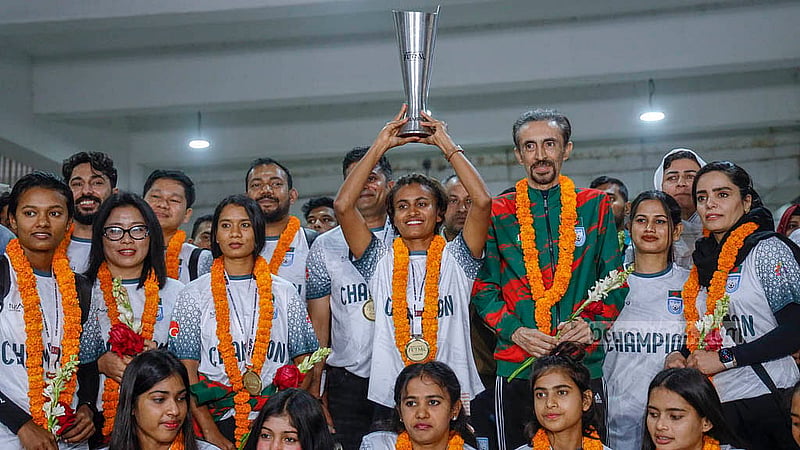 সাফ উইমেনস ফুটসালের প্রথম আসরের ট্রফি হাতে বৃহস্পতিবার শাহজালাল আন্তর্জাতিক বিমানবন্দরে কোচ ও নারী ফুটবলাররা