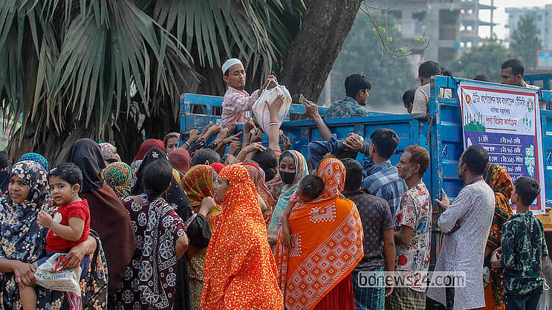৫৯০ টাকায় ২ লিটার তেল, ১ কেজি চিনি, ২ কেজি ডাল, ১ কেজি খেজুর ও ১ কেজি ছোলা পাওয়া যায় টিসিবির ট্রাকসেল থেকে
