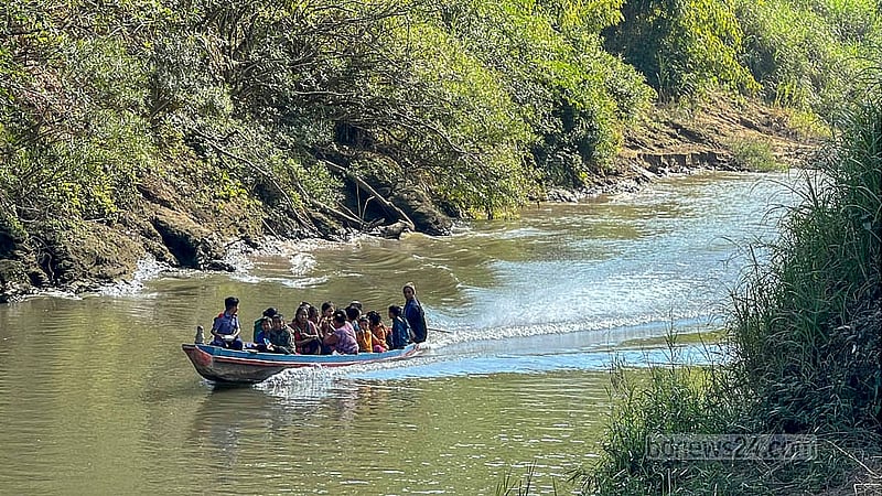 রাঙামাটির কাসালং নদীতে পানির প্রবাহ স্বাভাবিক থাকায় ইঞ্জিন চালিত নৌকায় যাতায়াত করেন স্থানীয়রা