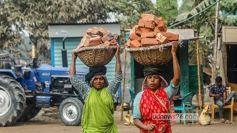 কেরানীগঞ্জের হাসনাবাদে নৌকা থেকে ইট নামানোর কাজ করছেন নারী শ্রমিকরা। এ কাজে দৈনিক একজন পুরুষ ৮০০ থেকে এক হাজার টাকা রোজগার করলেও নারী শ্রমিকরা পাচ্ছেন ৫০০ থেকে ৬০০ টাকা