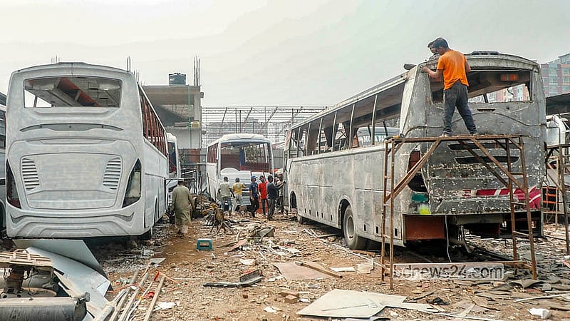 ঈদ ঘিরে দূরপাল্লার যাত্রী বহনে নতুন বাস নামানো হবে সড়কে। আগেভাগেই সেজন্য ব্যস্ততা শুরু হয়ে গেছে বিভিন্ন গ্যারেজে