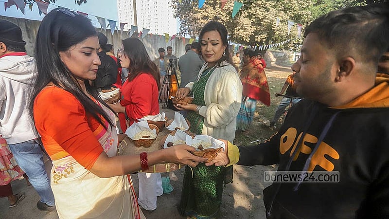 রস মেলায় আসা অতিথিদের সংগঠনের পক্ষ থেকে শুকনো পাতার তৈরি বাটিতে খেজুর গুড়, খই ও রস দিয়ে আপ্যায়ন করা হয়। ছবি: আব্দুল্লাহ আল মমীন
