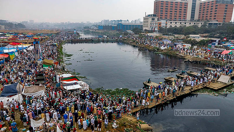 বিশ্ব ইজতেমায় অংশগ্রহণকারীদের যাতায়াত সহজ করতে তুরাগ নদীর ওপর দেওয়া হয়েছে ভাসমান সেতু। ছবি: মাহমুদ জামান অভি