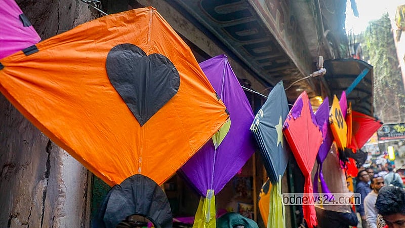 পুরান ঢাকার শাঁখারীবাজারে শাঁখা, পিতল ও পূজার নানা সামগ্রী বছরজুড়ে বিক্রি হলেও সাকরাইন উৎসবের আগে সেখানে মিলছে রঙ-বেরঙের ঘুড়ি
