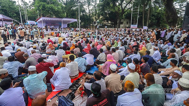 তিন দফা দাবিতে রোববার কেন্দ্রীয় শহীদ মিনার প্রাঙ্গণে মহাসমাবেশ করে প্রাথমিক শিক্ষক সমিতি (জাতীয়করণকৃত)।  ছবি: আব্দুল্লাহ আল মমীন