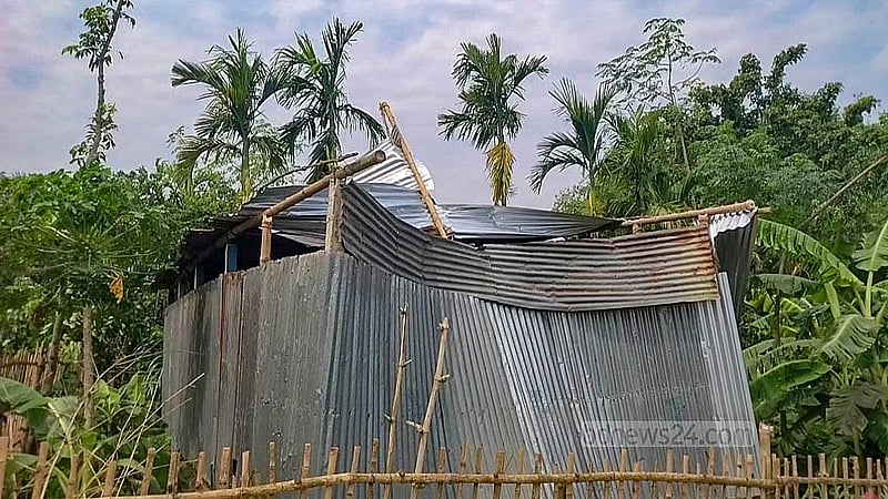 জামালপুরের ইসলামপুর উপজেলার সাপধরী ইউনিয়নের অনেক বসতবাড়ি শনিবার রাতের বৈশাখি ঝড়ে ক্ষতিগ্রস্ত হয়।