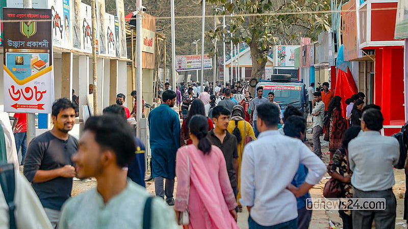 অমর একুশে বইমেলার প্রথম দিন সোহরাওয়ার্দী উদ্যানে আসেন অনেক বই প্রেমী। তবে এখনো অনেক স্টল তৈরি ও গোছানোর কাজ শেষ না হওয়া ফিরে যান অনেকে